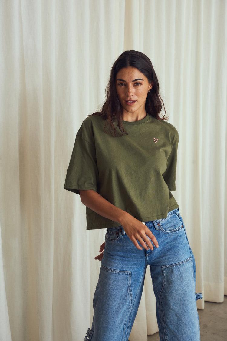 Camille L.A. Olive Heart Tee Rebajas de fin de temporada
