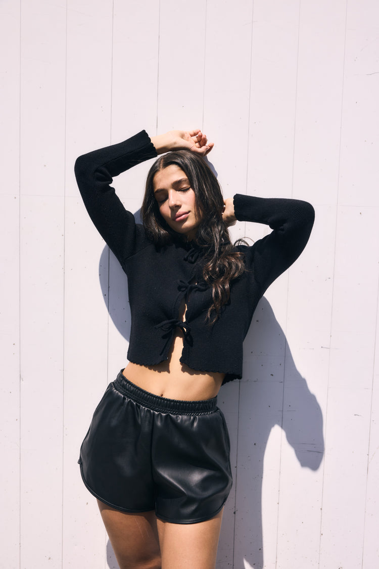 Camille Vienna Vegan Leather Black Short Envío gratis