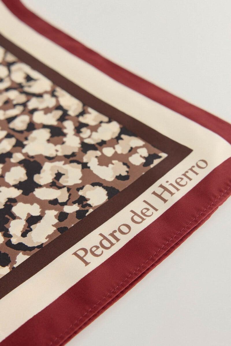 Cortefiel Chal con estampado de mancha animal En oferta
