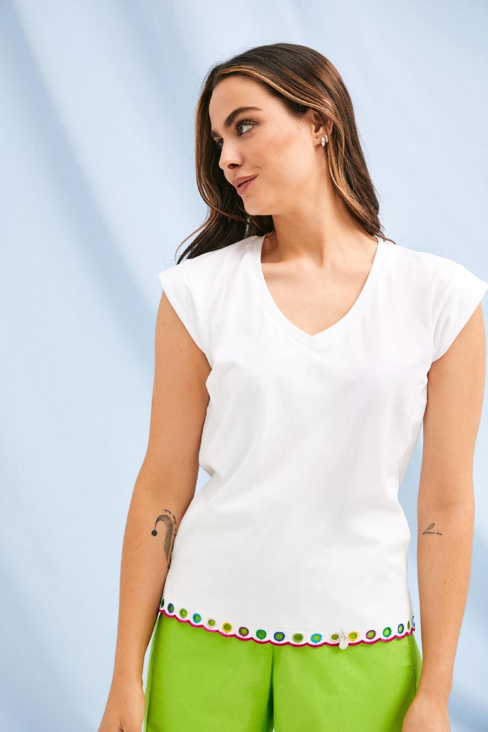 lolitas&l Camiseta blanca escote pico con bordado multicolor en contorno Lolitas&L