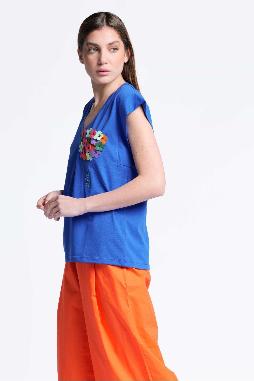 lolitas&l Camiseta azul bordada con aplicacion flor escote pico Lolitas&L Rebajas top