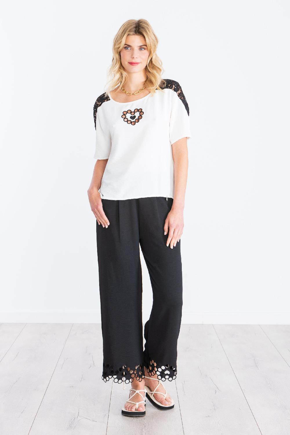 lolitas&l Camiseta blanca corazon bordado con grogre contraste negro LolitasyL Precios de Black Friday
