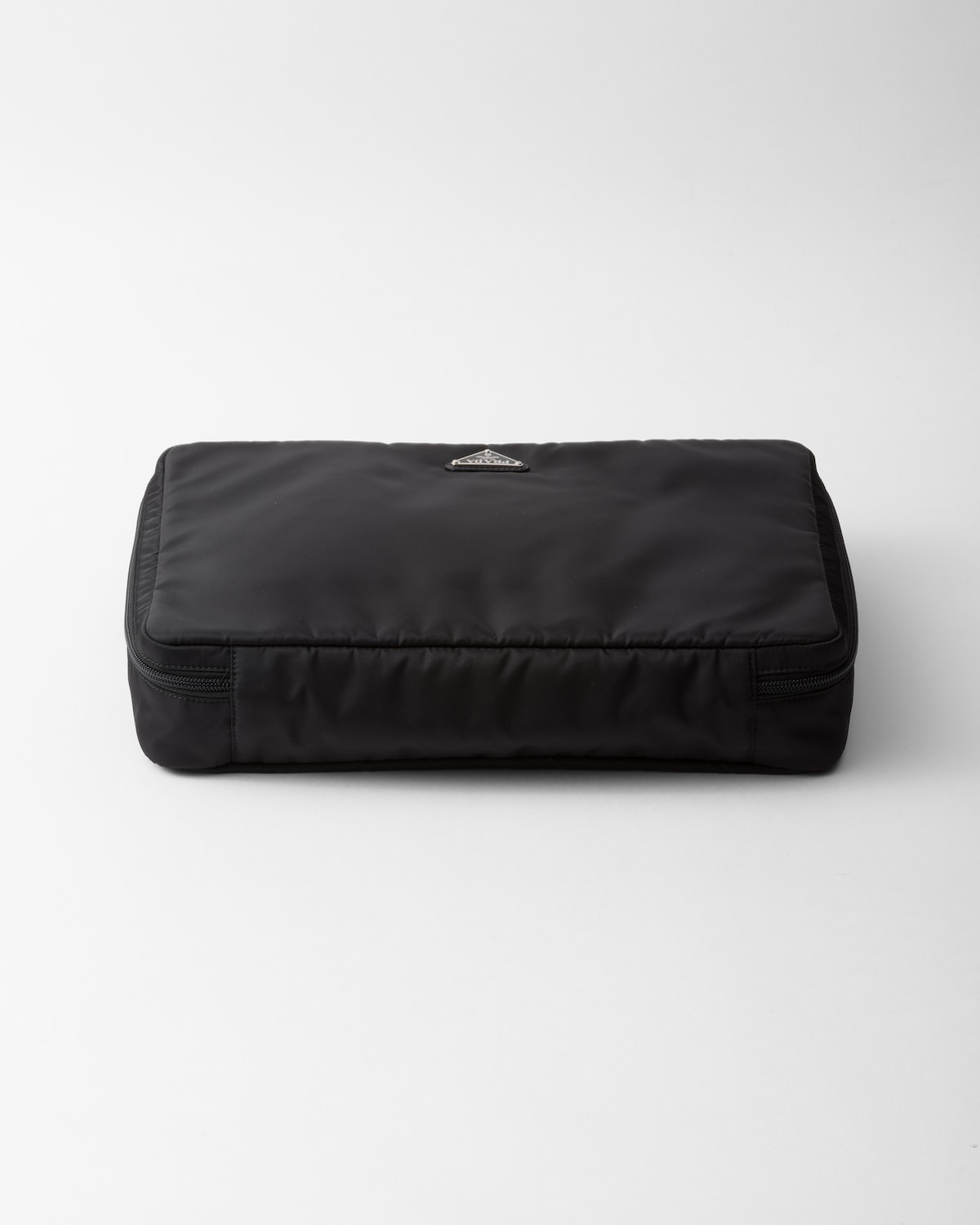 Prada Pouch grande de Re-Nylon con cremallera Últimos 3 días
