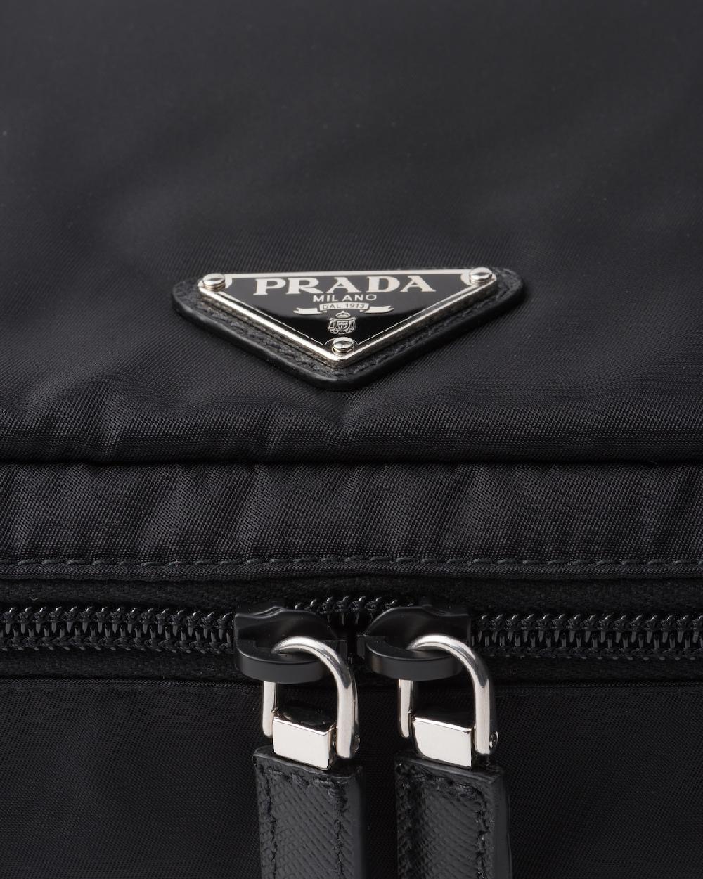 Prada Pouch grande de Re-Nylon con cremallera Últimos 3 días