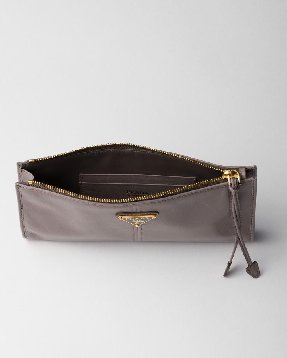 Prada Pouch de piel Descuentos del mes