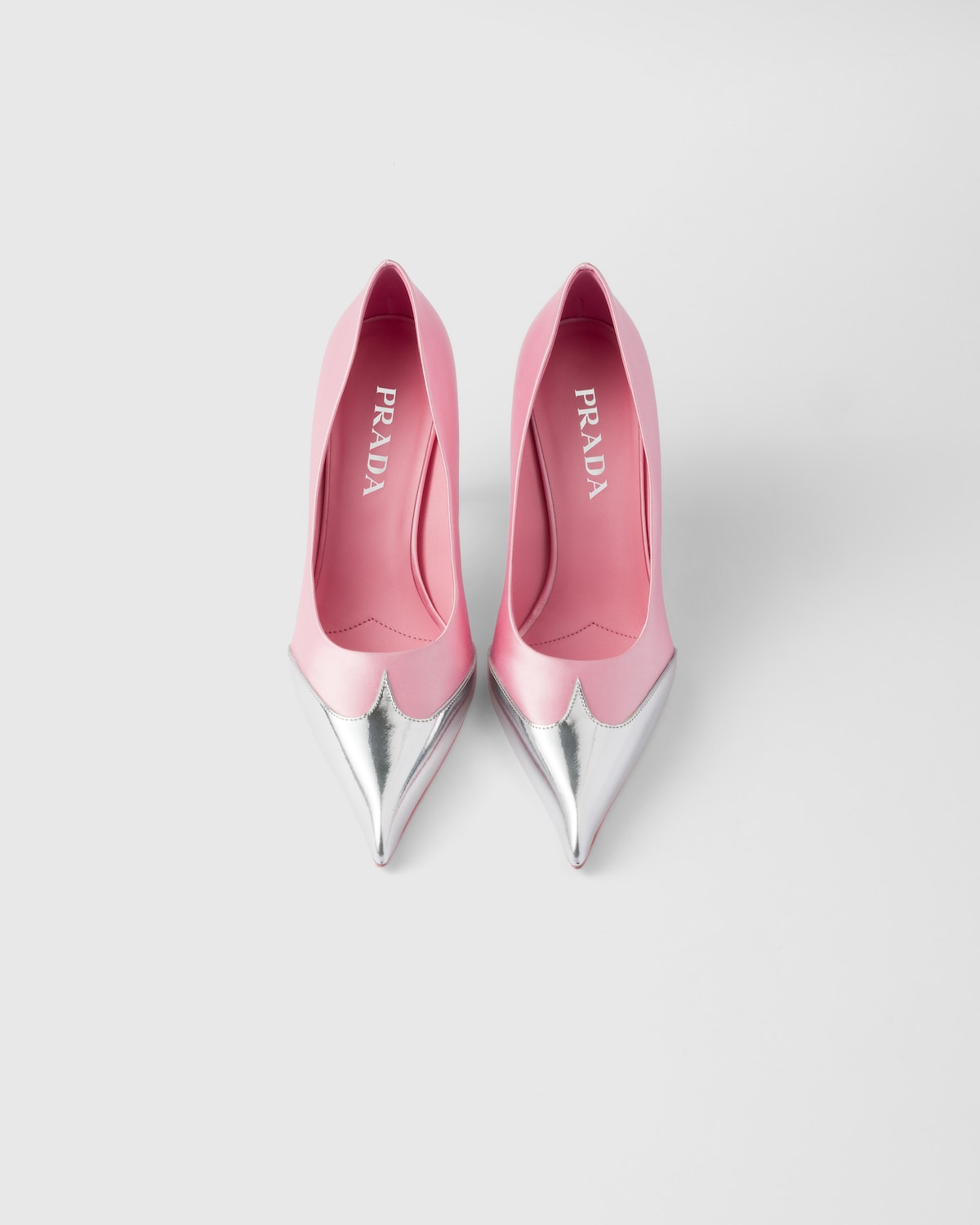 Prada Zapatos de tacón de satén y piel metalizada Última moda