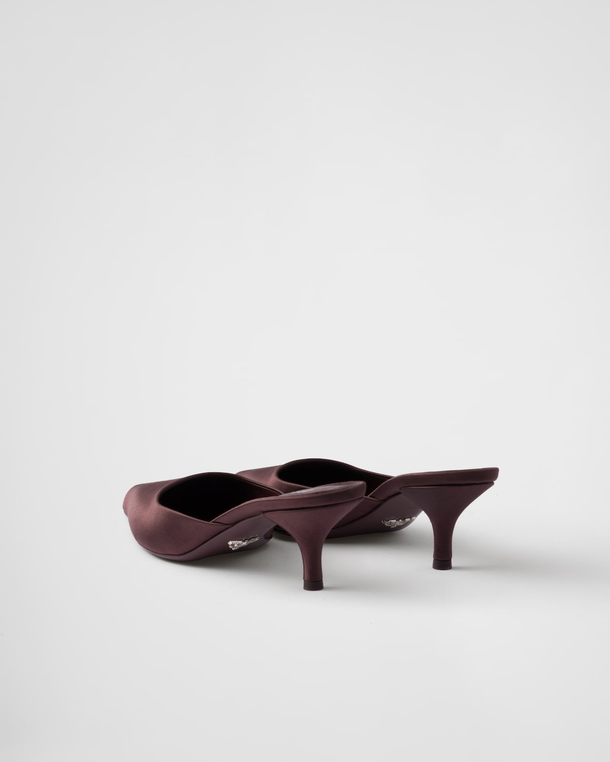 Prada Mules de satén Grandes ahorros