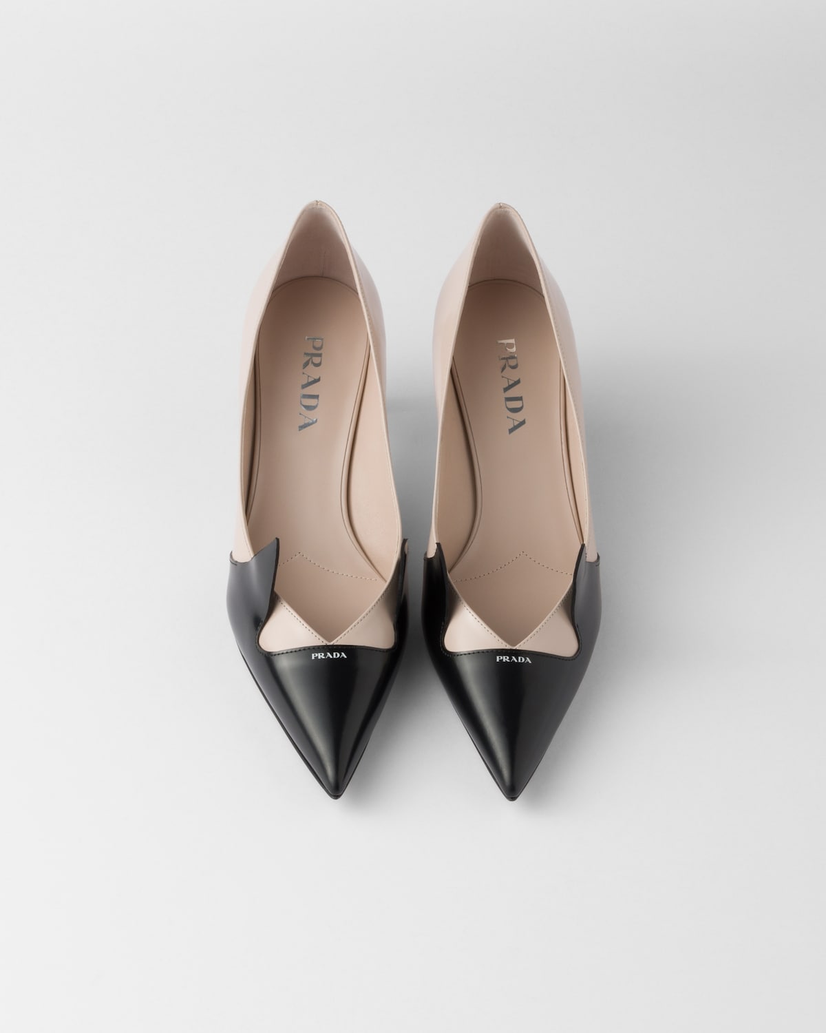 Prada Zapatos de tacón en piel cepillada en dos tonos 2025