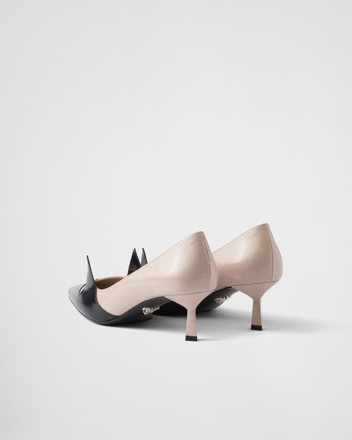 Prada Zapatos de tacón en piel cepillada en dos tonos 2025