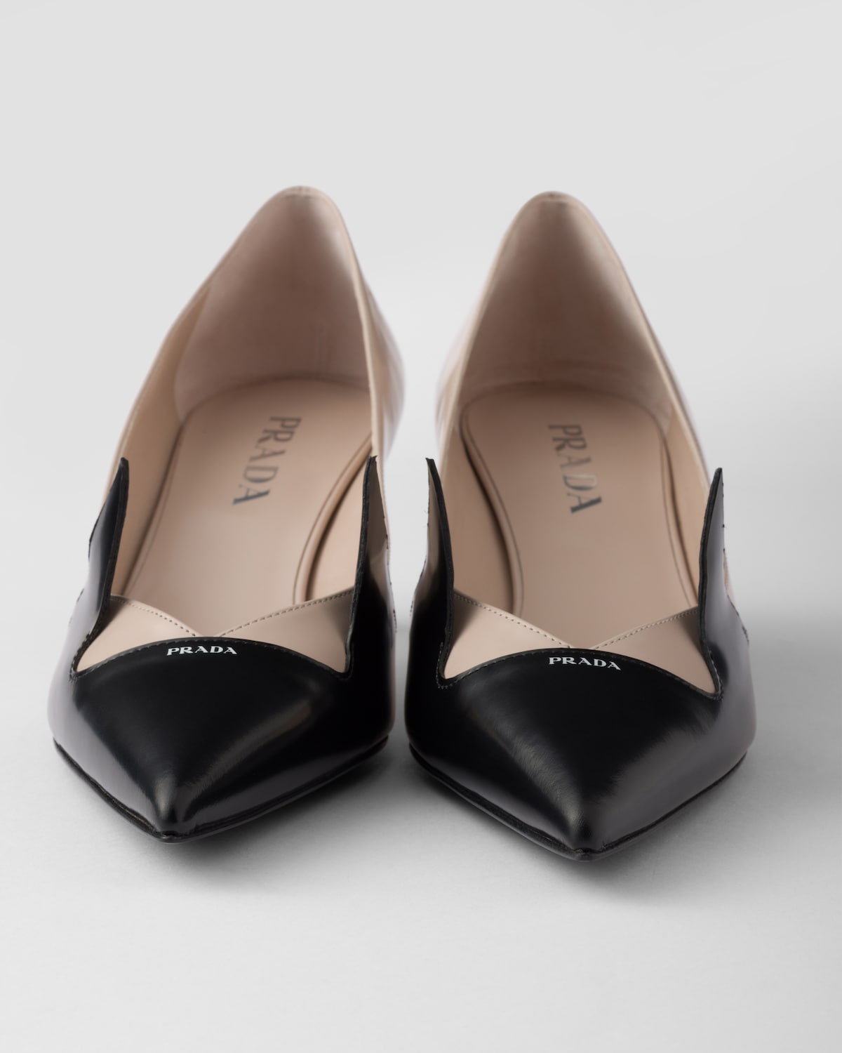 Prada Zapatos de tacón en piel cepillada en dos tonos 2025