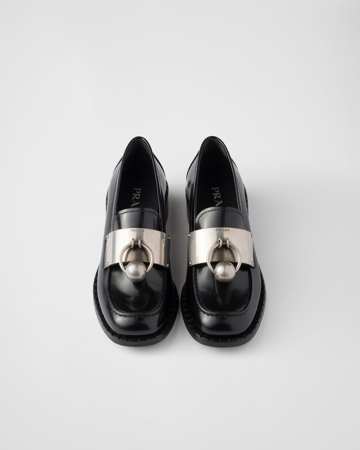 Prada Mocasines de piel cepillada con detalles de metal En oferta