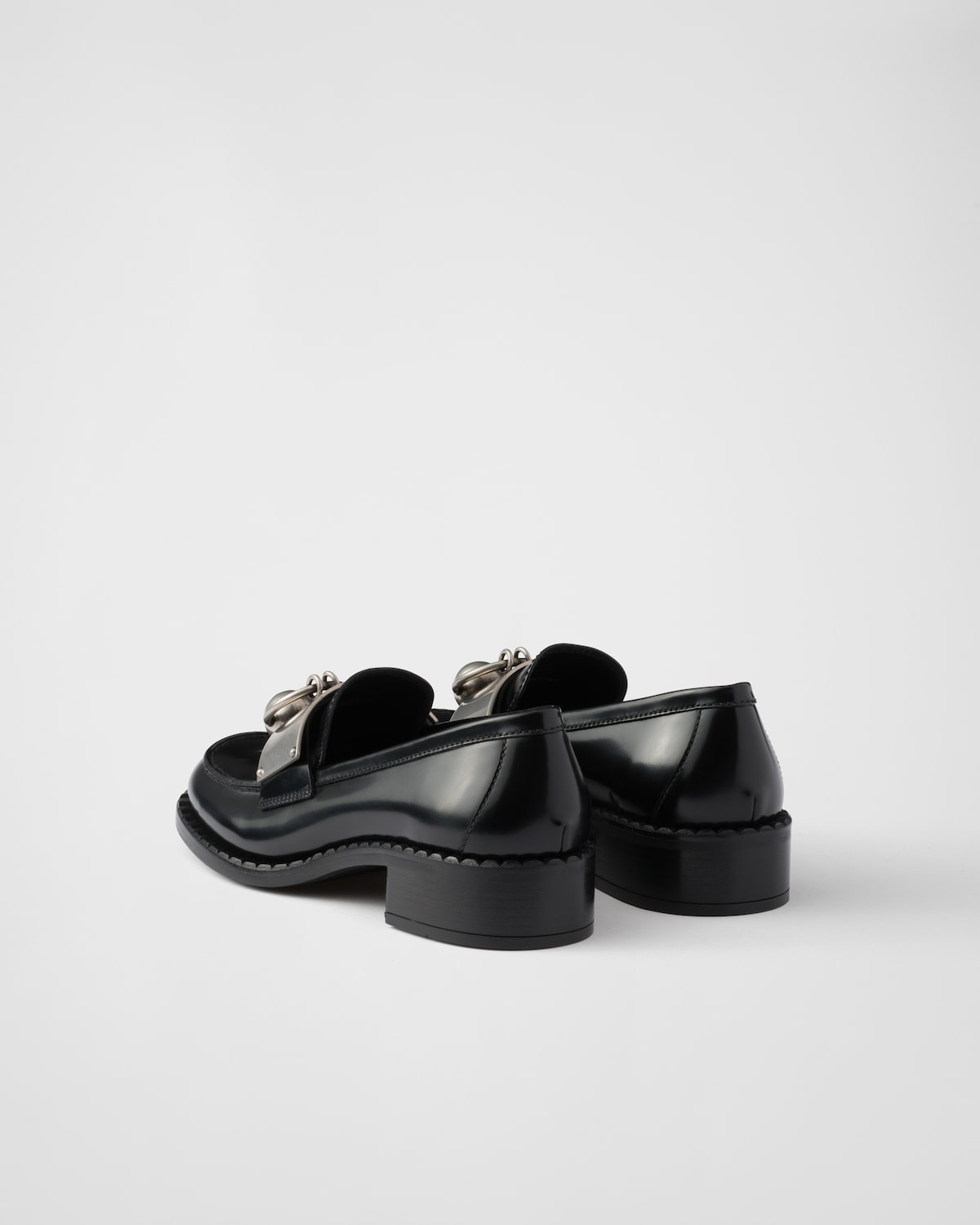 Prada Mocasines de piel cepillada con detalles de metal En oferta
