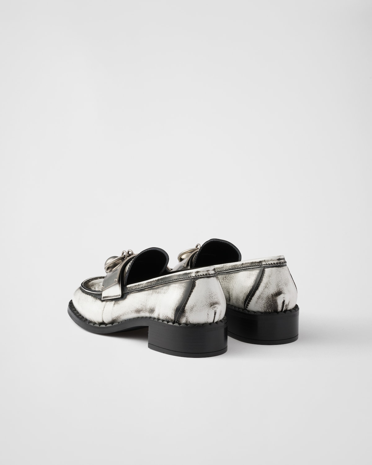 Prada Mocasines de piel cepillada con detalles de metal Gran oferta