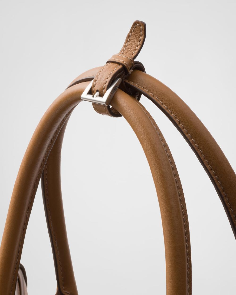 Prada Bolso de piel Prada Buckle con cinturón doble Tienda de fábrica