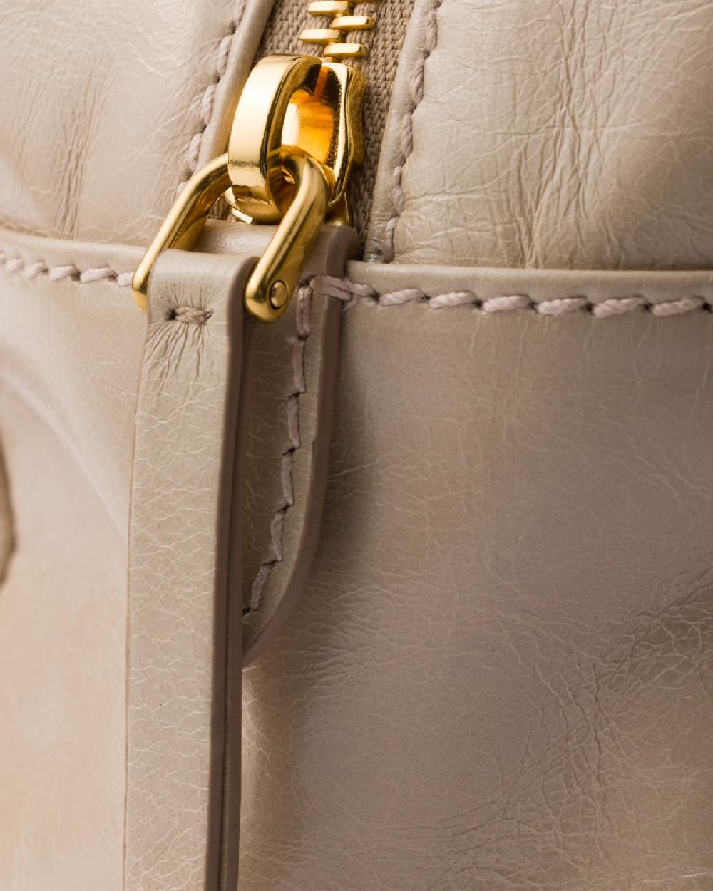 Prada Bolso Prada Dangle con asa de piel mediano Tienda
