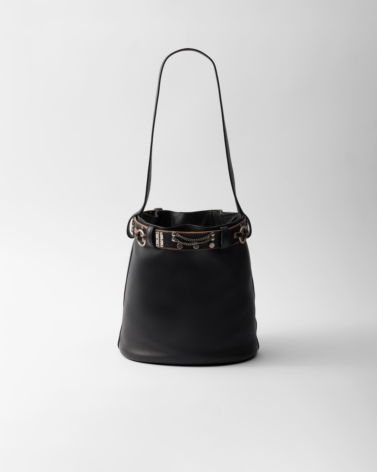 Prada Bolso saco Prada Buckle de piel con cinturón con tachuelas Oferta especial