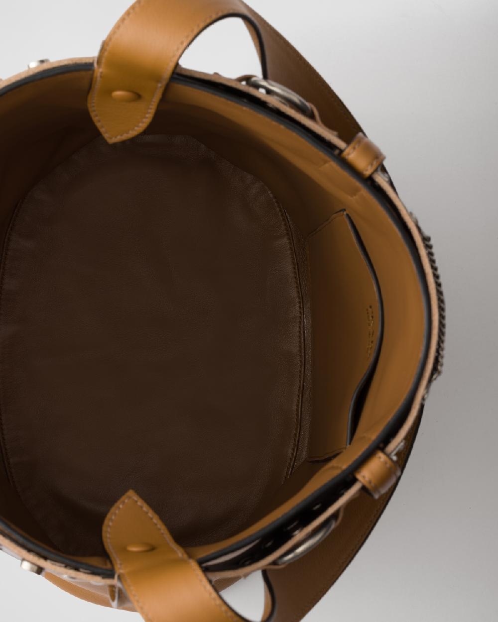 Prada Bolso saco Prada Buckle de piel con cinturón con tachuelas Envío gratis