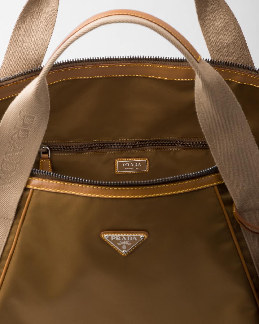 Prada Bolsa de viaje de Re-Nylon y piel COMPRAR AHORA