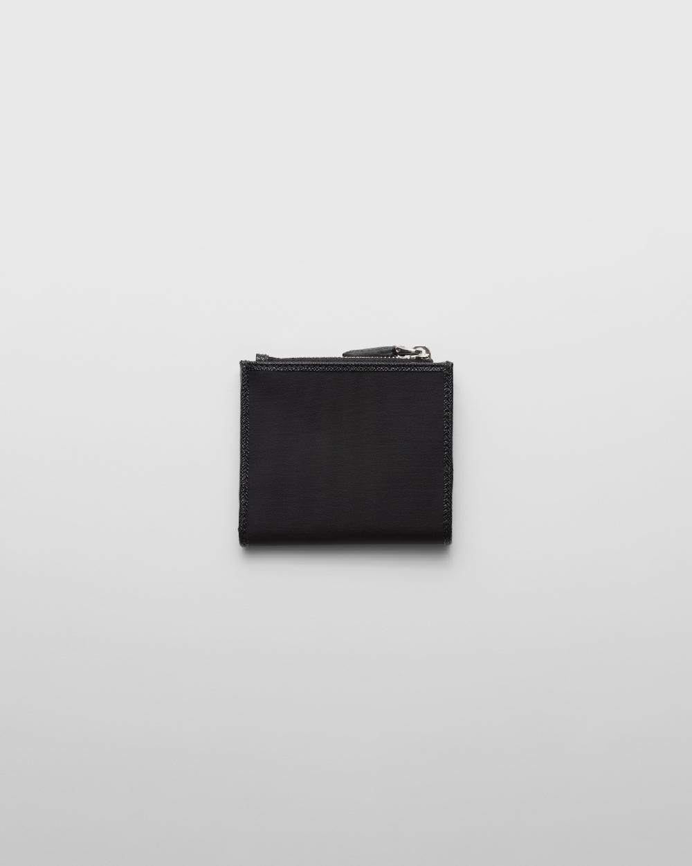 Prada Cartera pequeña de Re-Nylon En oferta
