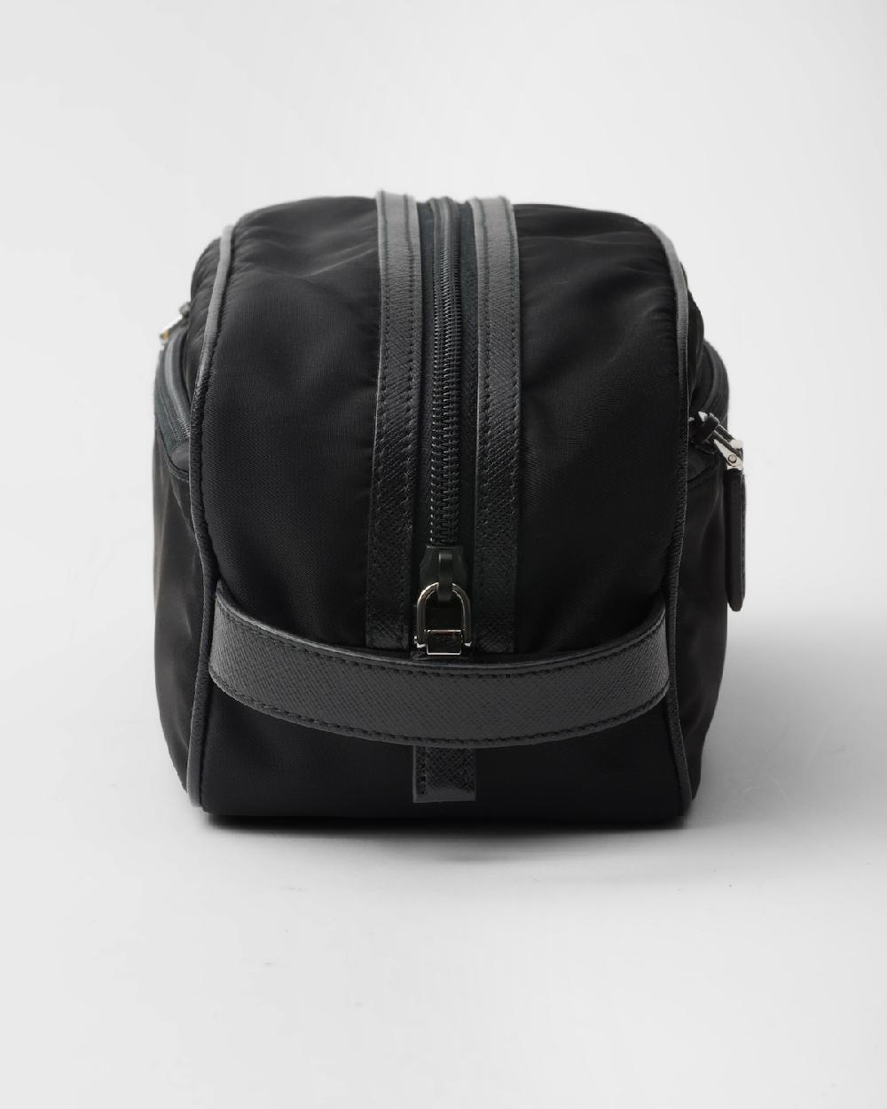 Prada Pouch de viaje de Re-Nylon y piel Saffiano ÚLTIMAS EDICIONES