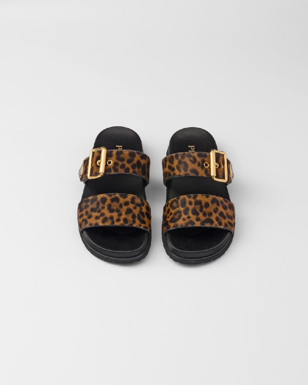 Prada Sandalias planas de piel estampada Última moda