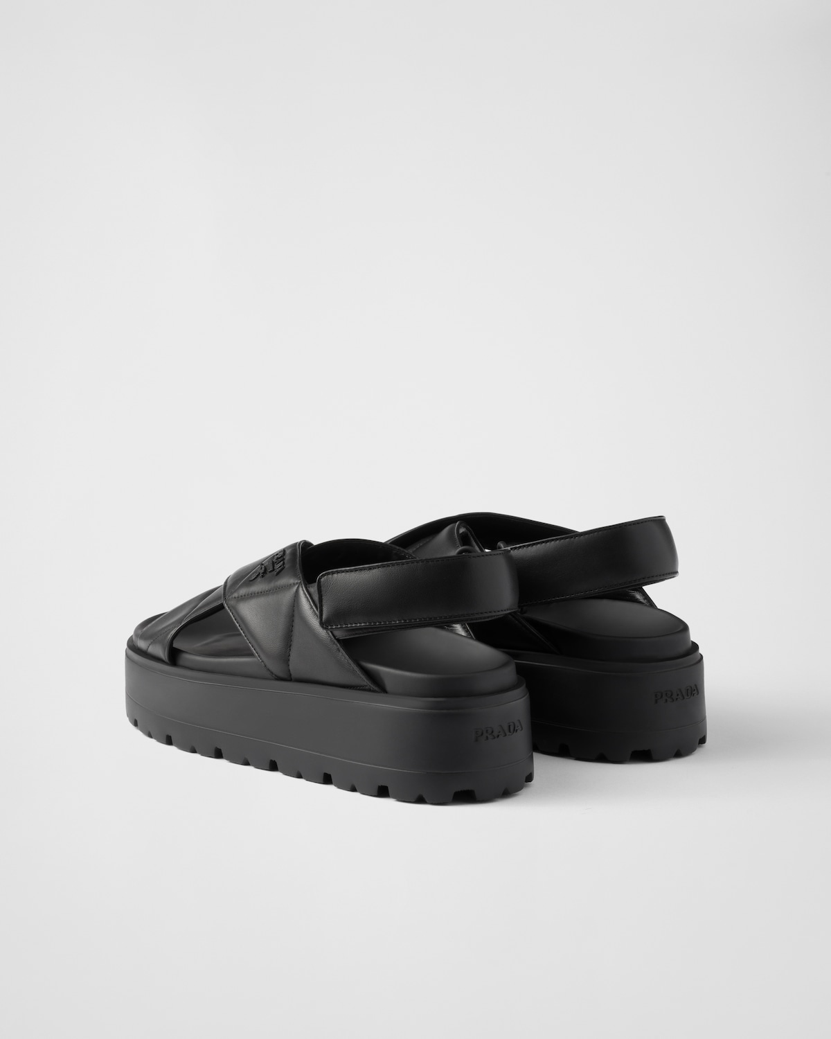 Prada Sandalias de plataforma plana de napa trenzada Descuento por venta flash