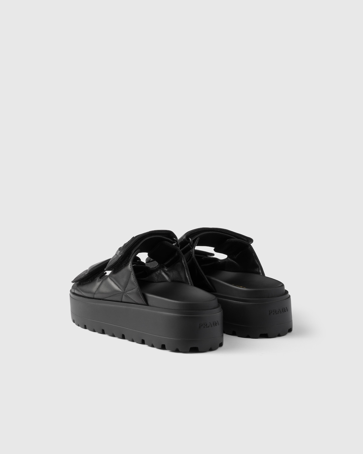 Prada Sandalias planas de napa acolchada Ofertas de temporada