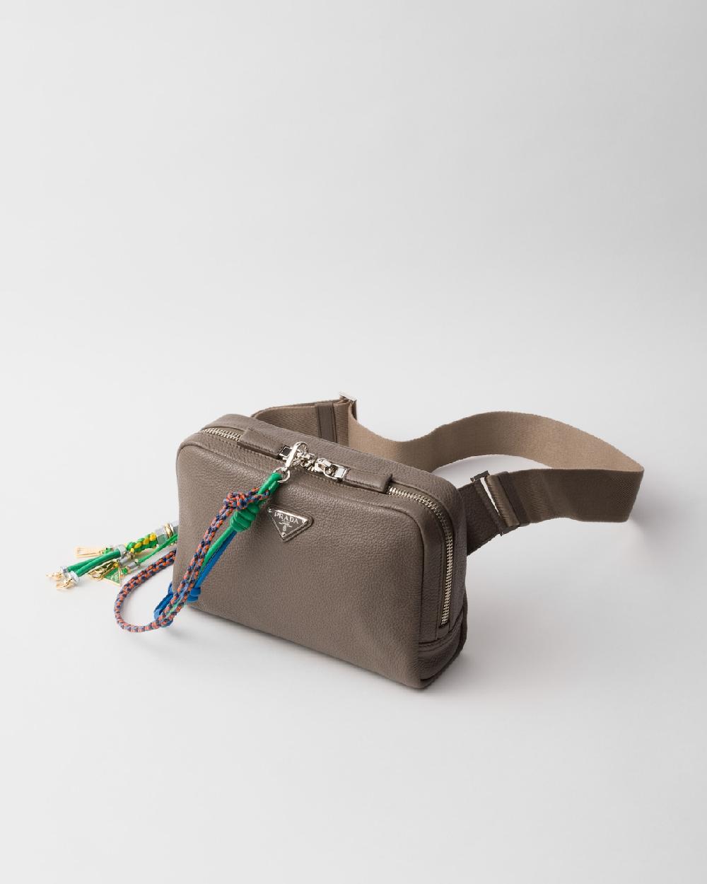 Prada Bolso bandolera de piel con colgante Últimos 3 días