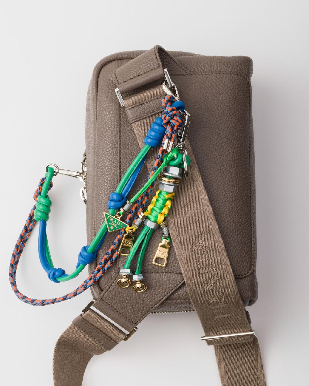 Prada Bolso bandolera de piel con colgante Últimos 3 días