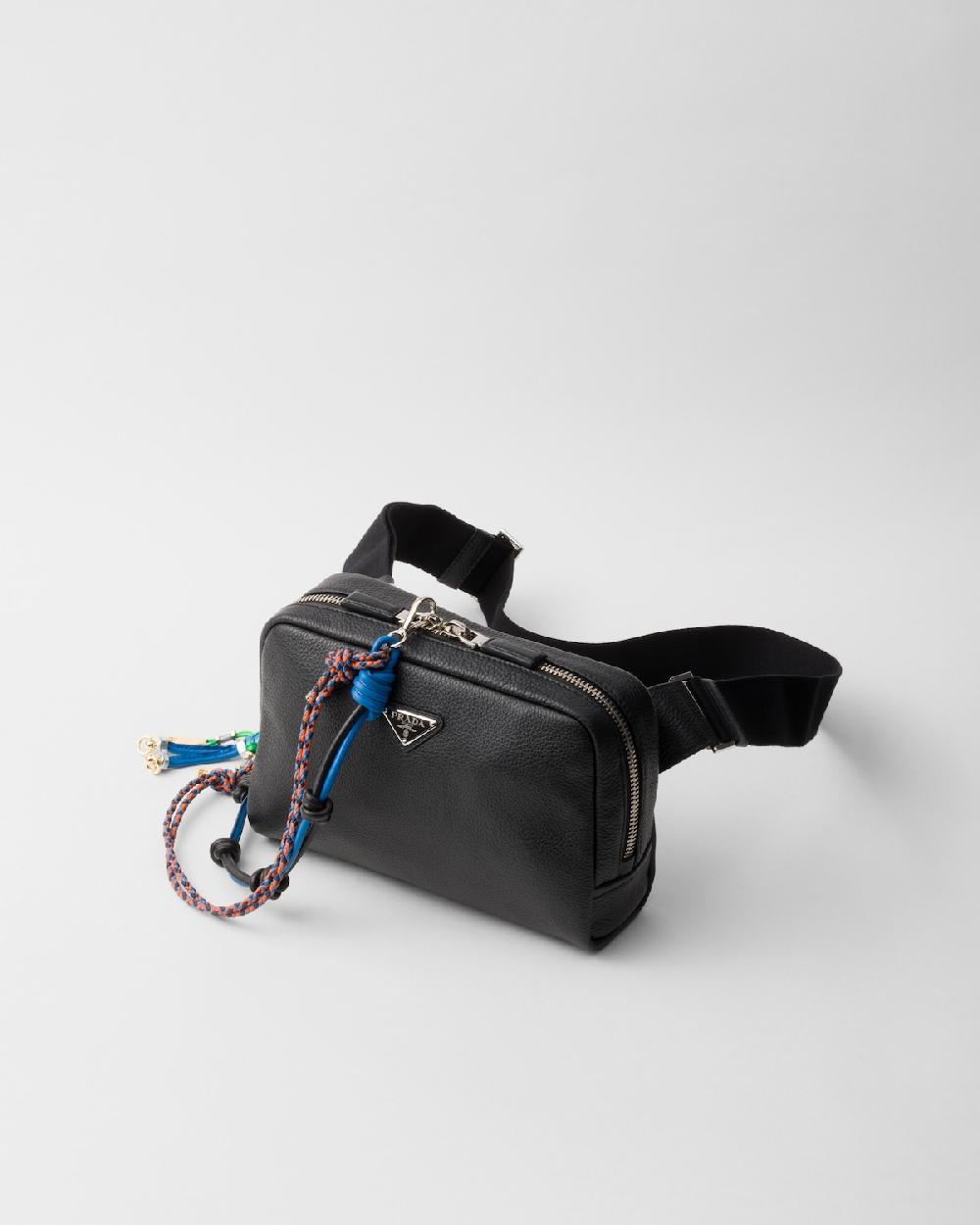 Prada Bolso bandolera de piel con colgante COMPRAR AHORA
