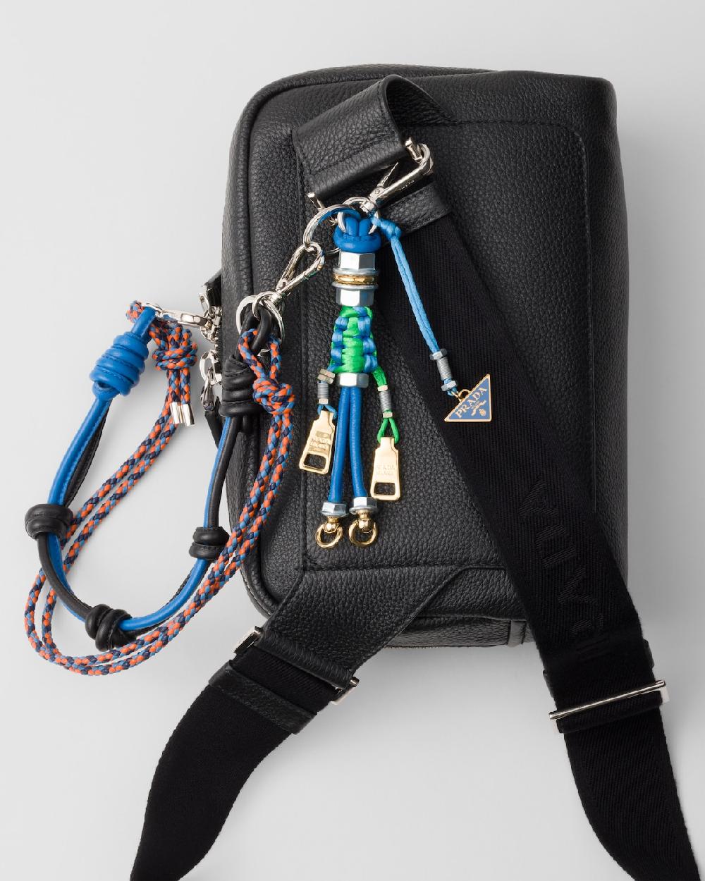 Prada Bolso bandolera de piel con colgante COMPRAR AHORA