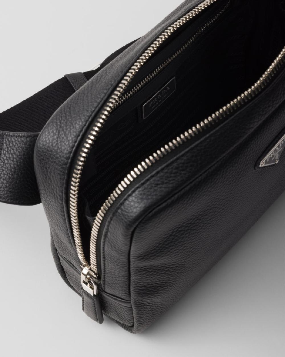 Prada Bolso bandolera de piel con colgante COMPRAR AHORA