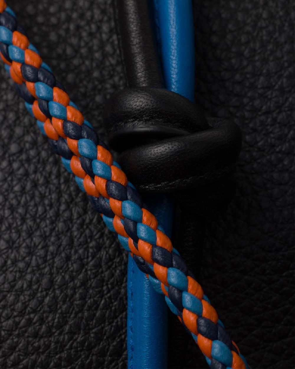 Prada Bolso bandolera de piel con colgante COMPRAR AHORA
