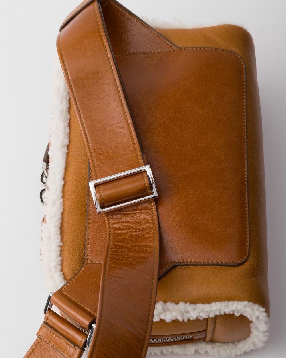 Prada Bolso bandolera con borreguillo Superdescuento