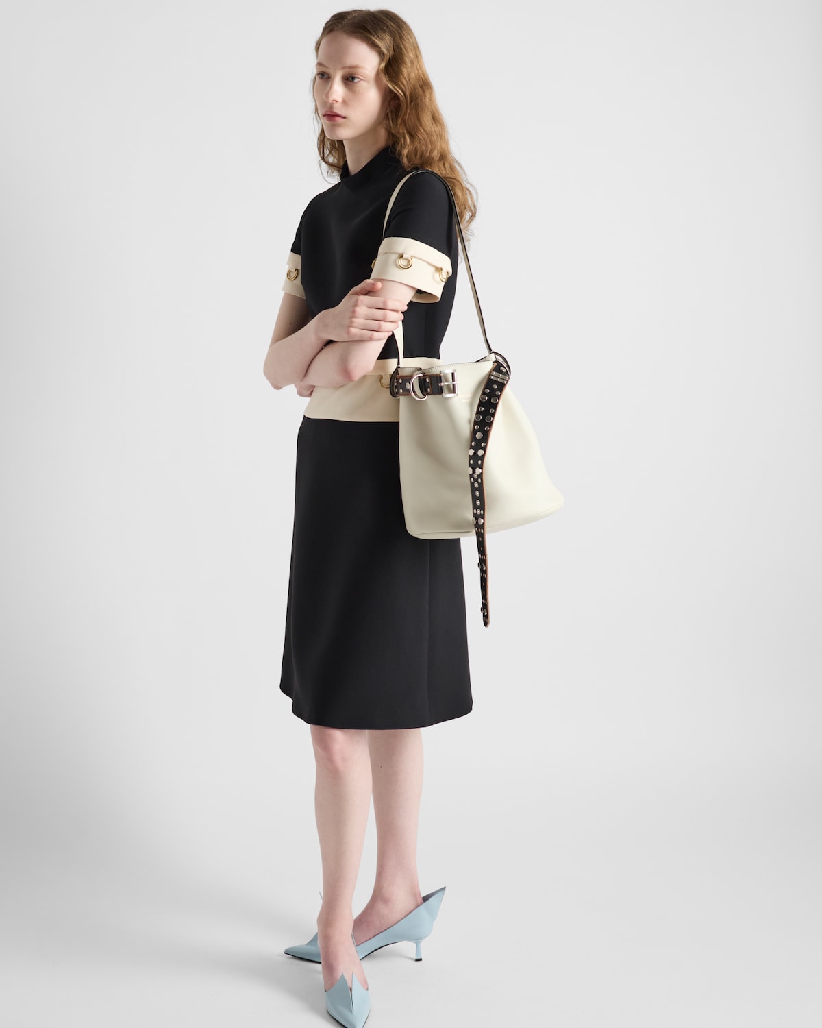 Prada Bolso saco Prada Buckle de piel con cinturón con tachuelas Precios de Black Friday