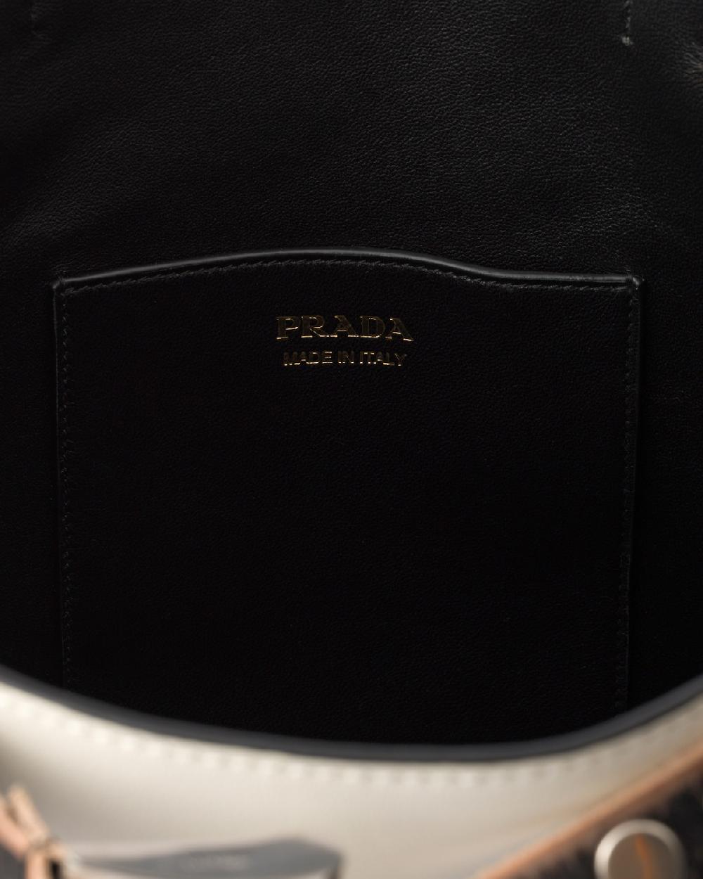 Prada Bolso saco Prada Buckle de piel con cinturón con tachuelas Precios de Black Friday