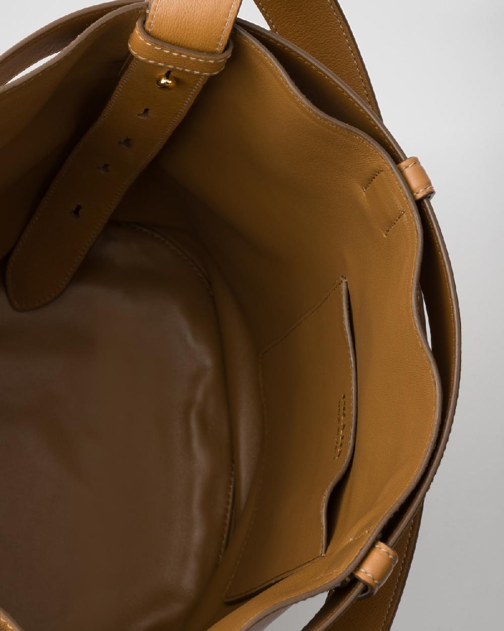 Prada Bolso saco Prada Buckle de piel con cinturón Libre de impuestos