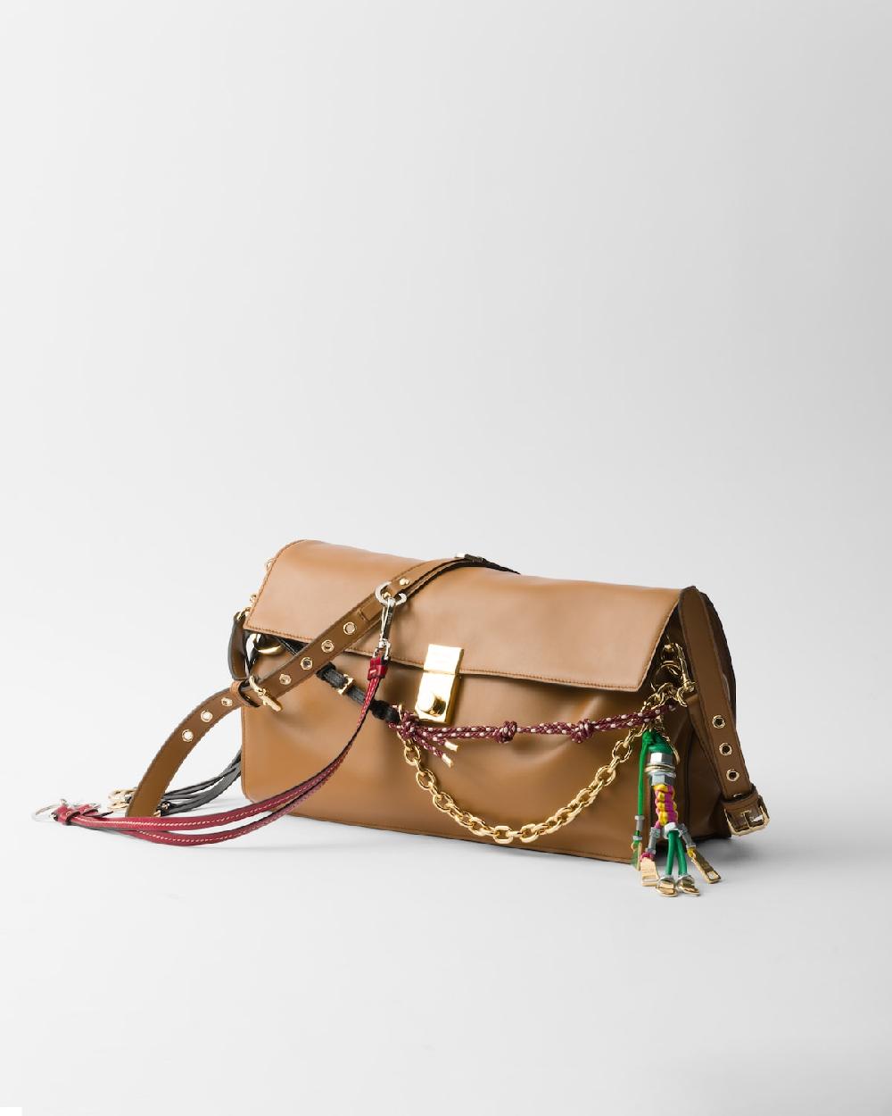 Prada Bolso bandolera Prada Soft Sound de piel con colgantes grande