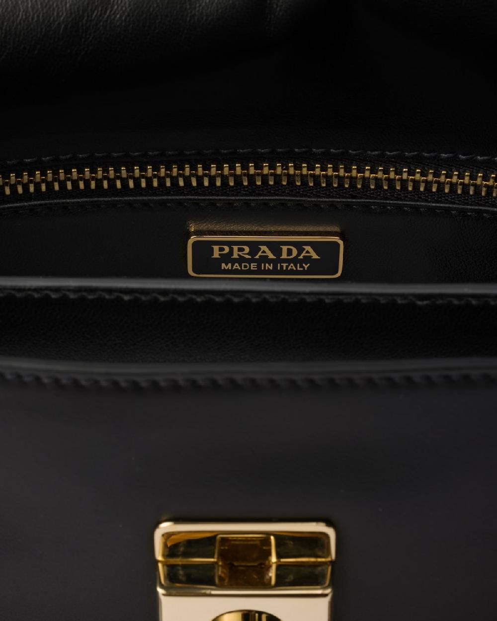 Prada Bolso bandolera Prada Soft Sound de piel con colgantes pequeño Rebajas de fábrica