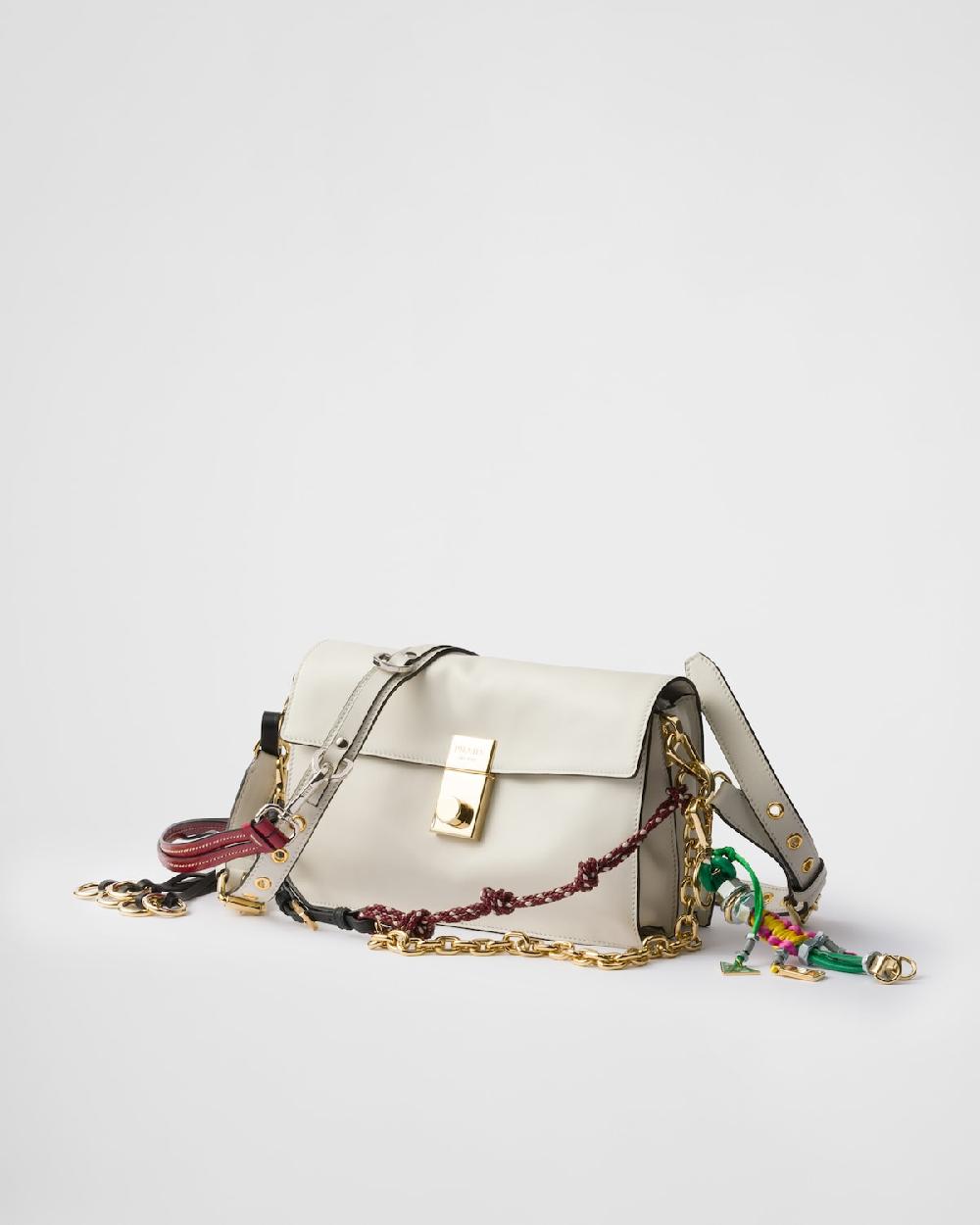Prada Bolso bandolera Prada Soft Sound de piel con colgantes pequeño Los más vendidos