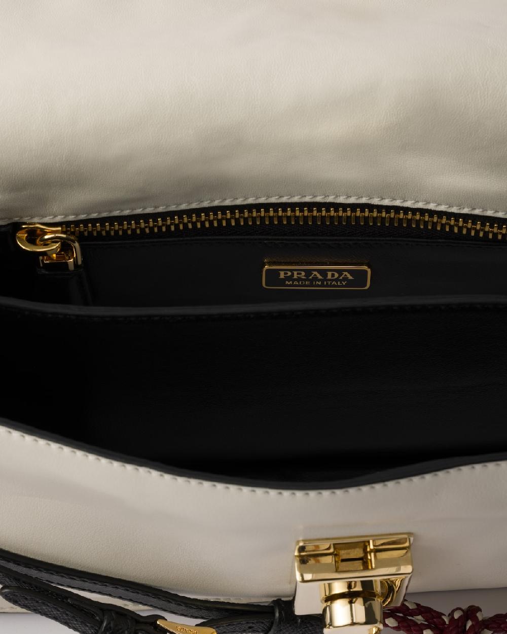 Prada Bolso bandolera Prada Soft Sound de piel con colgantes pequeño Los más vendidos