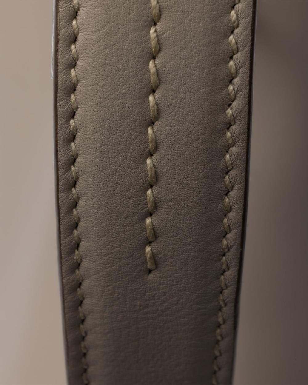 Prada Bolso bandolera Prada Soft Sound de piel mediano Descuento