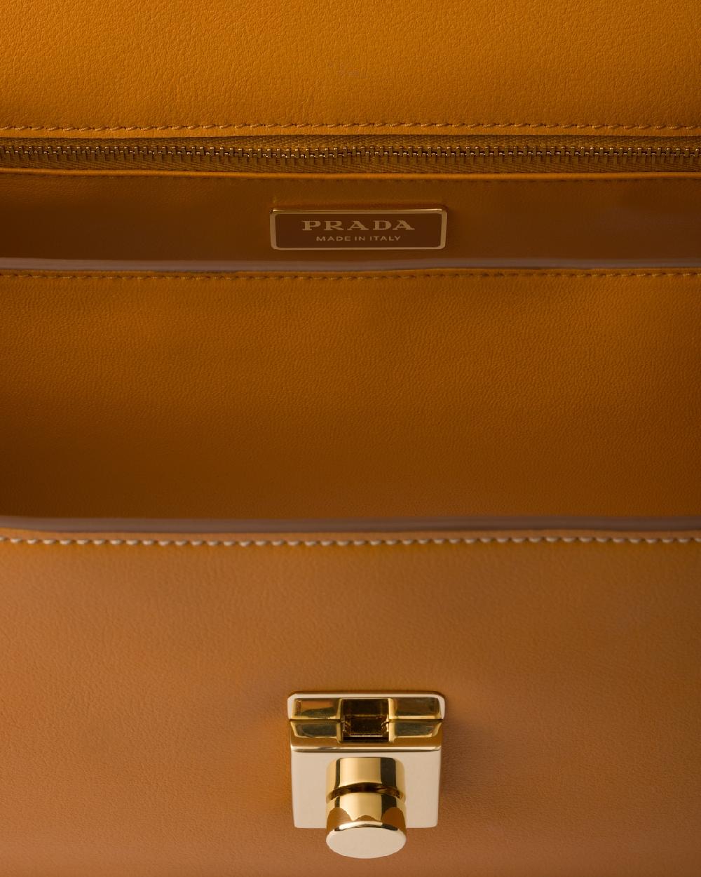 Prada Bolso bandolera Prada Soft Sound de piel mediano Liquidación