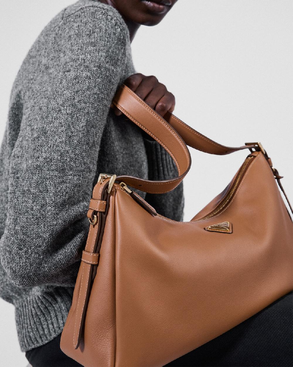 Prada Bolso bandolera Prada Aimée de piel grande Envío gratis
