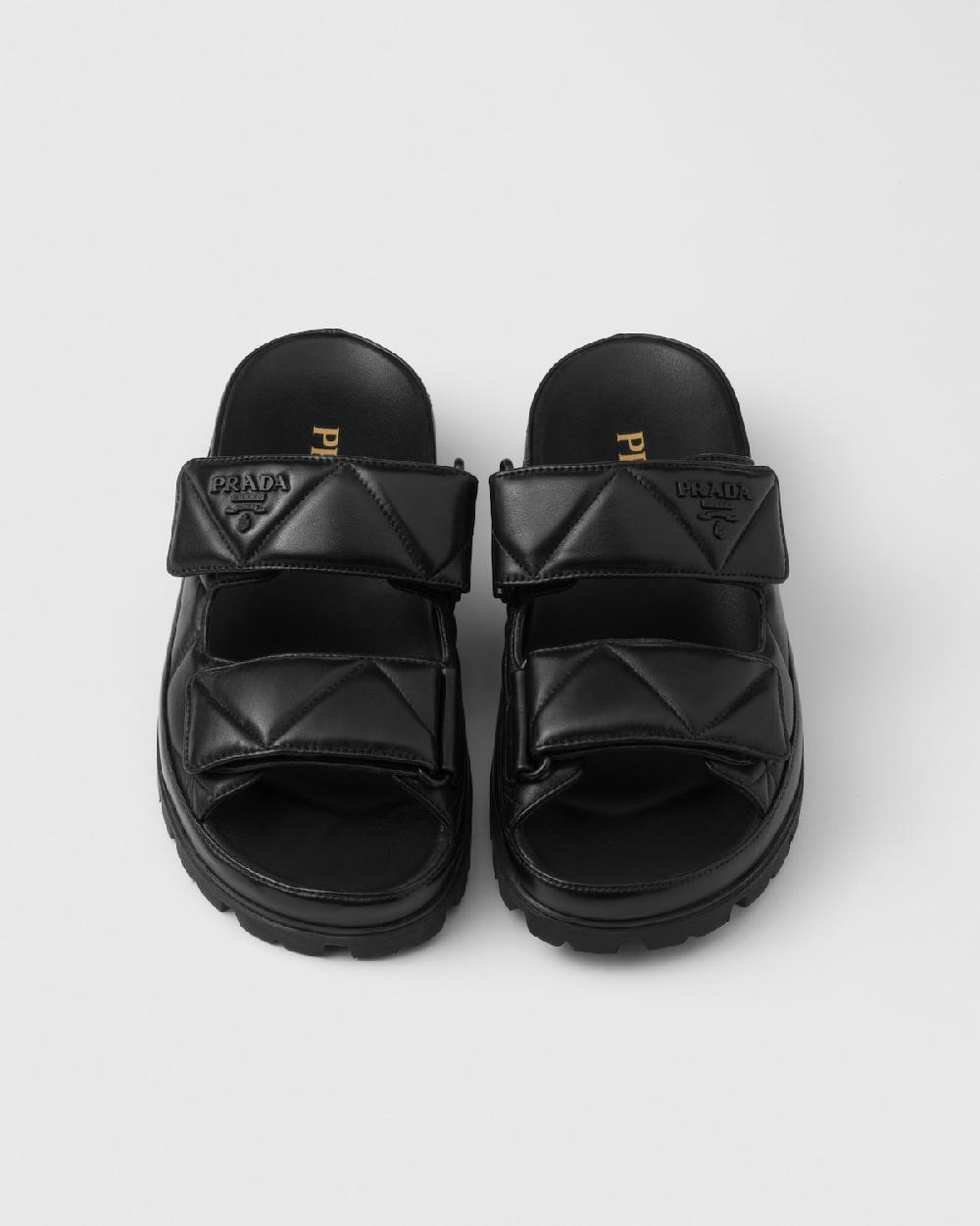 Prada Sandalias planas de napa acolchada En oferta