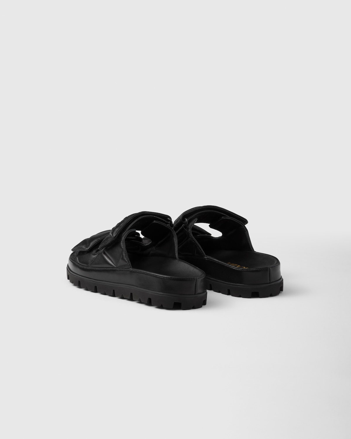 Prada Sandalias planas de napa acolchada En oferta