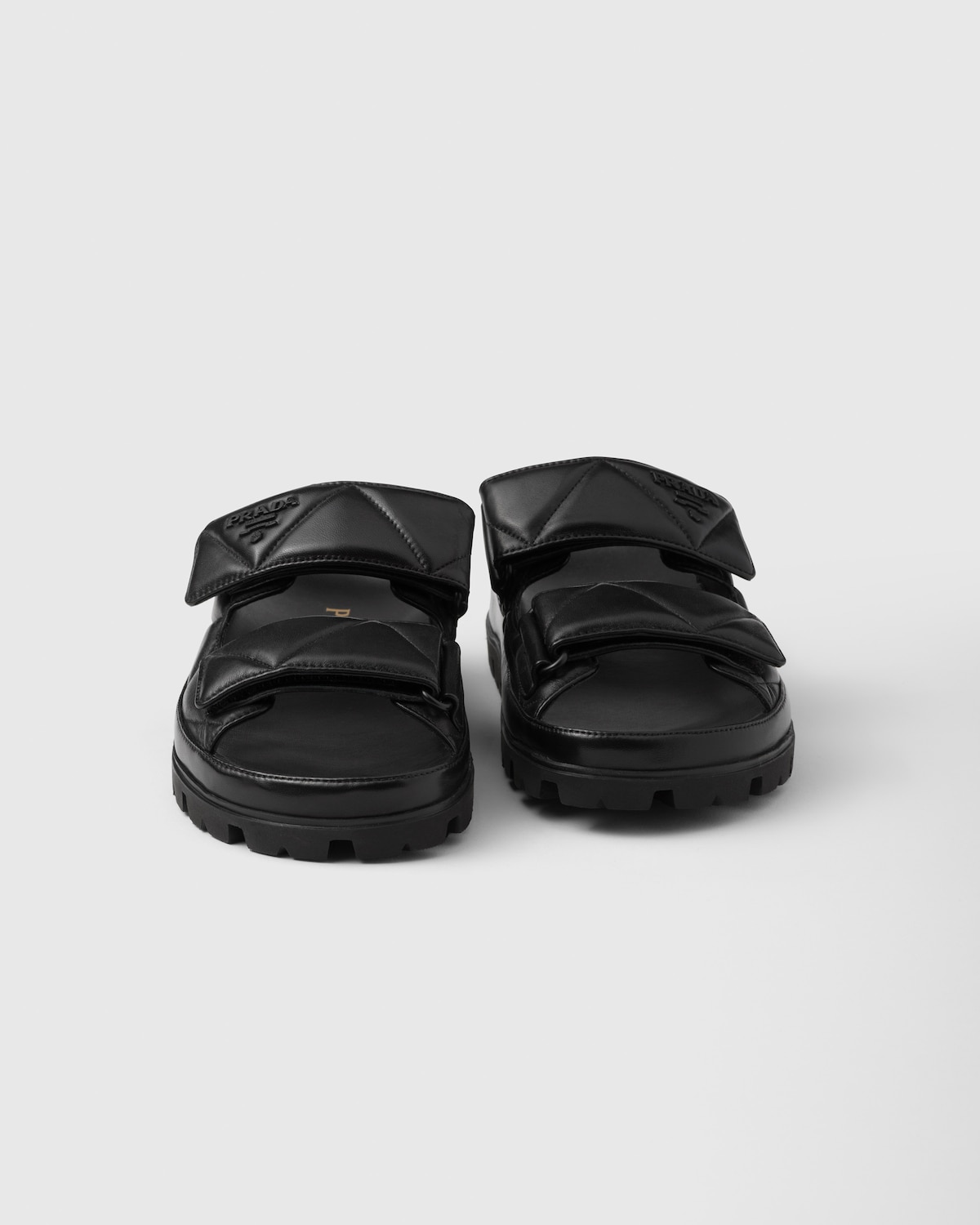 Prada Sandalias planas de napa acolchada En oferta