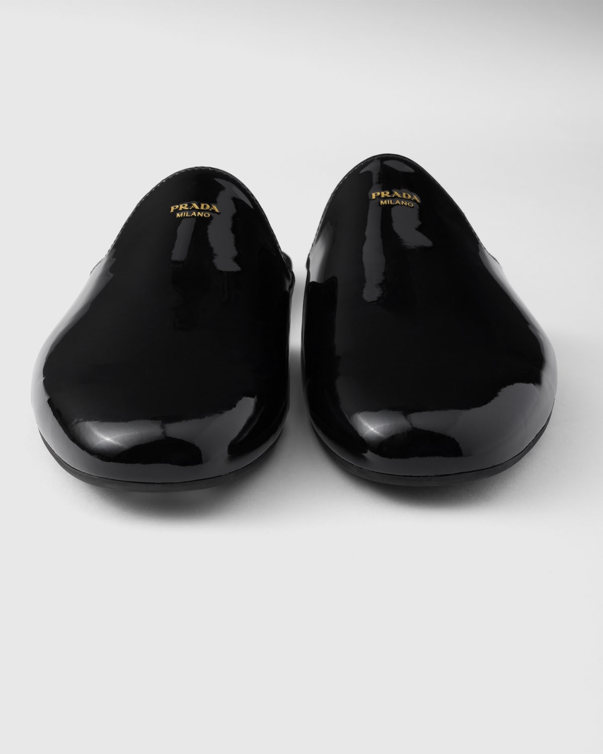 Prada Zapatillas de charol destalonadas Descuento por venta flash