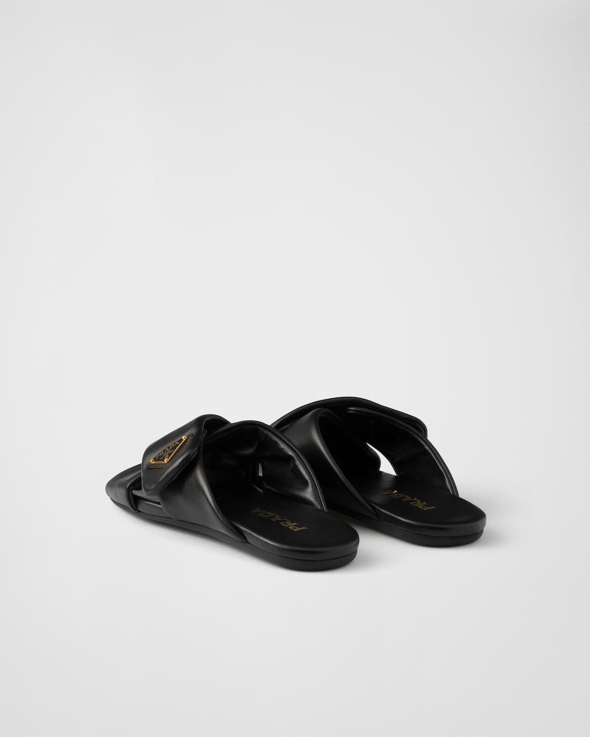 Prada Sandalias planas de napa acolchada Venta caliente