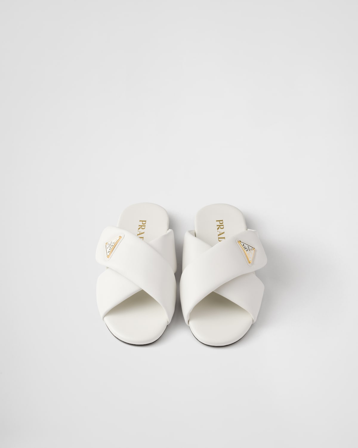 Prada Sandalias planas de napa acolchada En oferta